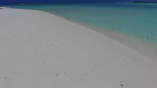 Panorama soleggiato di rilassante costa spiaggia viaggio da acqua blu oceano e sfondo di sabbia bianca vicino alla barriera corallina — Video Stock
