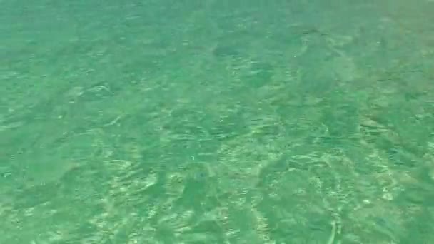 Romantyczna panorama tropikalnego widoku na morze przerwa na plaży przez niebieski ocean i białe piaszczyste tło w pobliżu palm — Wideo stockowe