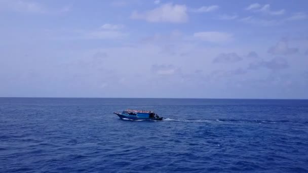 蓝海背景下美丽海滨度假的空中无人驾驶风景 — 图库视频影像