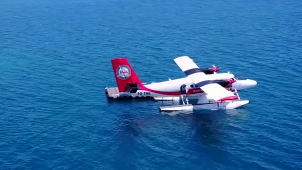 Luftpanorama der perfekten Küstenstrandfahrt durch das azurblaue Meer mit sauberem Sandhintergrund — Stockvideo