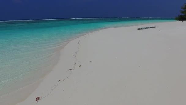Aerial drone αφηρημένη τέλεια ακτογραμμή παραλία ταξίδι από aqua μπλε θάλασσα με λευκό φόντο άμμο — Αρχείο Βίντεο