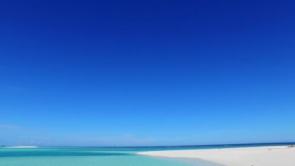 Soleado turismo de playa paraíso bahía romper por el mar azul y brillante fondo arenoso cerca de banco de arena — Vídeo de stock