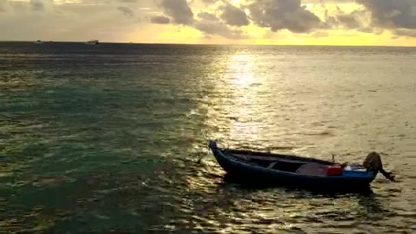 Paesaggio estivo del resort di lusso vacanza al mare dall'oceano blu e sfondo di sabbia bianca dopo l'alba — Video Stock
