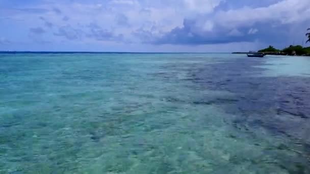 Zomer zeegezicht van mooie kustlijn strand tijd door blauw groene zee en witte zandachtergrond in de buurt van de plaats — Stockvideo