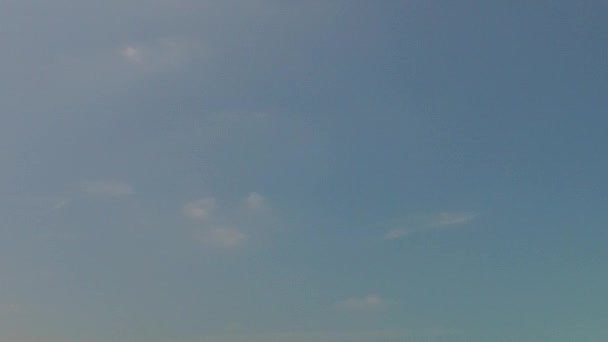 Cielo aéreo de drones de vacaciones perfectas en la playa de la isla junto al mar azul con fondo de arena blanca — Vídeo de stock