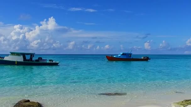 Paisagem romântica de baía tropical tempo de praia por oceano azul com fundo arenoso limpo perto de barra de areia — Vídeo de Stock