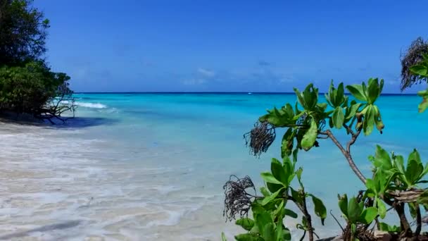 Szeroki kąt niebo morskiego kurortu wakacje plaży przez czyste morze i biały piasek tło w słońcu — Wideo stockowe