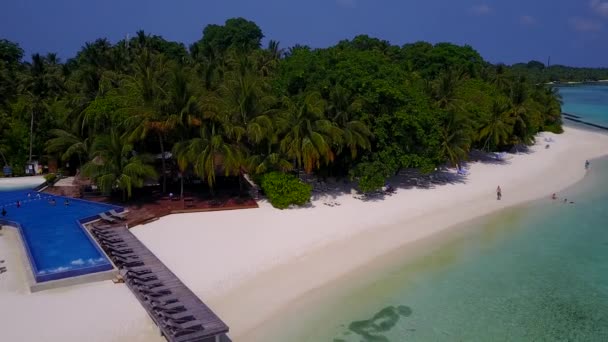 Lüks adanın insansız hava aracı dokusu turkuaz su ve beyaz kum arka planıyla kırılıyor. — Stok video