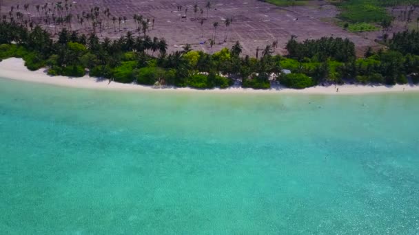 Panorama amplo ângulo de férias exóticas praia litoral por água azul com fundo arenoso branco perto de restinga — Vídeo de Stock