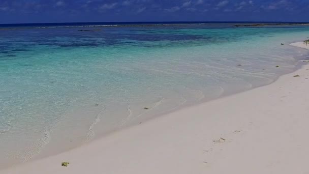 Kopieren Weltraumtourismus von exotischen Bucht Strand Reise durch blaues Wasser mit weißem Sand Hintergrund vor Sonnenuntergang — Stockvideo