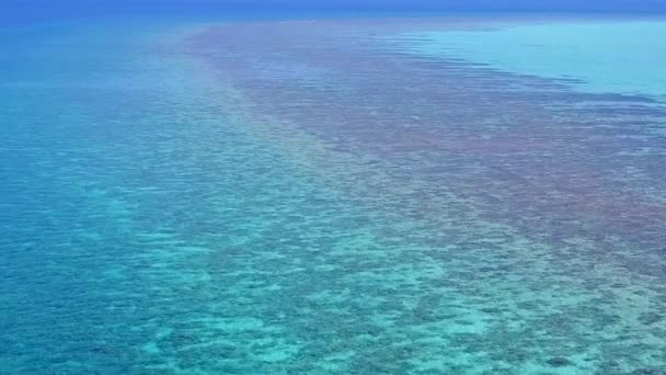 青い海と日の出後のきれいな砂の背景による美しい島のビーチ休暇の空の抽象 — ストック動画