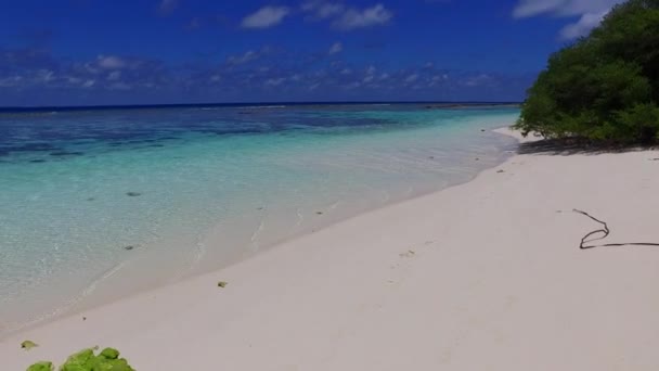 Kopírovat prostor příroda mořského pobřeží pláž dovolená mělkým oceánem s bílým pískem pozadí před západem slunce — Stock video