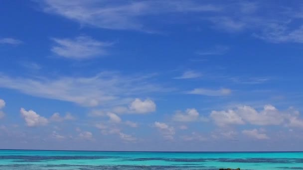 Panorama ravvicinato di idilliaco viaggio turistico in spiaggia in laguna verde blu con sfondo di sabbia bianca prima del tramonto — Video Stock