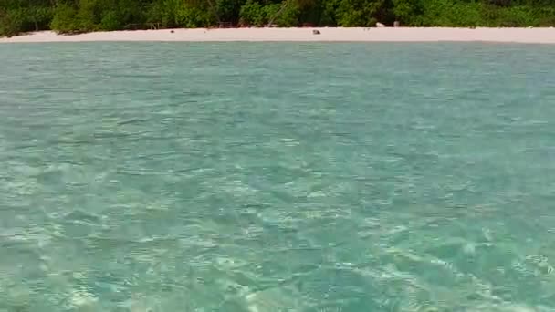 Abstrato ensolarado de relaxante viagem de praia baía pelo oceano azul aqua e fundo de areia branca após o nascer do sol — Vídeo de Stock