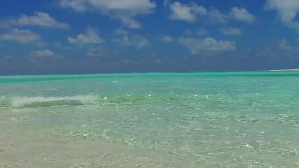 Soleado panorama de exóticas vacaciones en la playa de la isla por el mar turquesa y fondo de arena limpia cerca del banco de arena — Vídeos de Stock