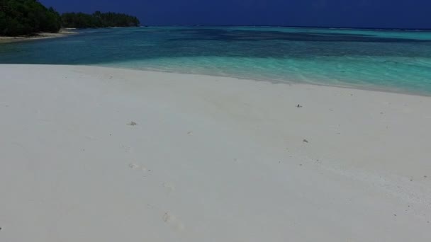 Céu diurno do litoral idílico viagem de praia por água azul-turquesa e fundo de areia branca à luz do sol — Vídeo de Stock