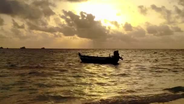 蓝水白沙背景下沙洲近岸海滨度假旅游的特写 — 图库视频影像