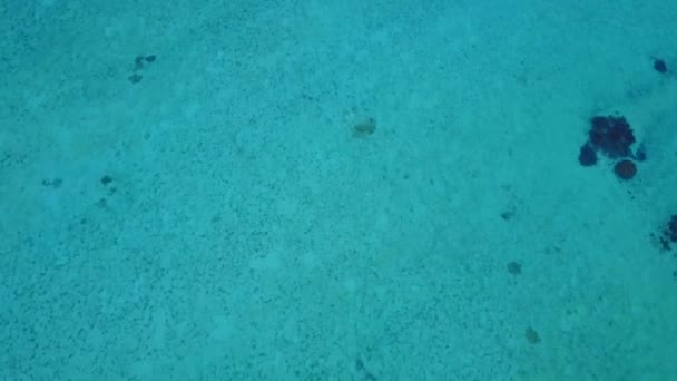 Небо воздушного беспилотника экзотического пляжного образа жизни на голубом лагуне и белом песчаном фоне — стоковое видео