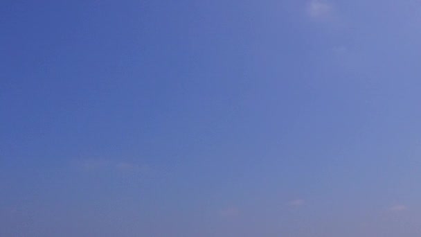 Cielo cálido de exótica vida silvestre isla playa por laguna azul y fondo arenoso brillante cerca de palmeras — Vídeos de Stock