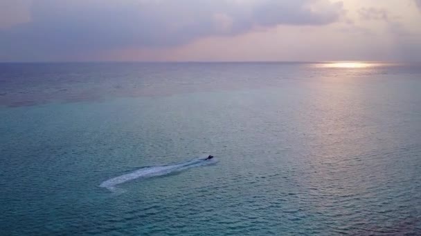 Sunny ουρανό του τέλειου ταξιδιού παραλία θέρετρο με διαφανή ωκεανό με λευκή άμμο φόντο κοντά σε ύφαλο — Αρχείο Βίντεο