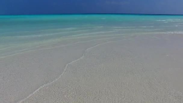 Ηλιόλουστη τοπίο του παραδείσου παραλία της λιμνοθάλασσας ταξίδι με μπλε νερά με λευκό αμμώδη φόντο πριν από το ηλιοβασίλεμα — Αρχείο Βίντεο