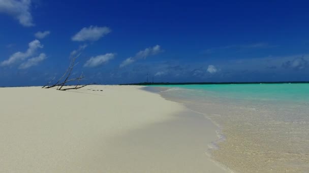 Close up cielo di spiaggia costa esotica pausa dal mare blu con sfondo di sabbia bianca vicino surf — Video Stock