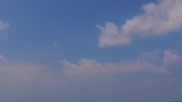 绿松石大海和度假胜地附近白色沙滩背景下的平静的泻湖海滨度假风光 — 图库视频影像