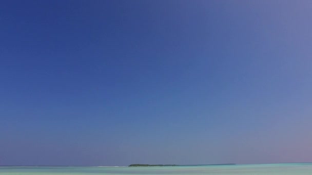 Romantikus utazás a trópusi tengerre kilátás strand nyaralás vízi kék víz és fehér homok háttér közelében üdülőhely — Stock videók