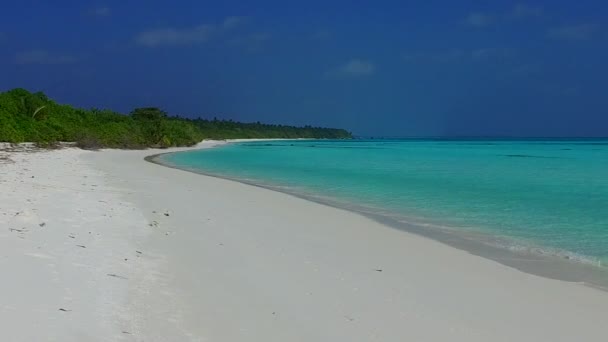 Viaje soleado de vacaciones relajantes en la playa de la isla junto a una laguna clara y un fondo de arena blanca antes del atardecer — Vídeos de Stock