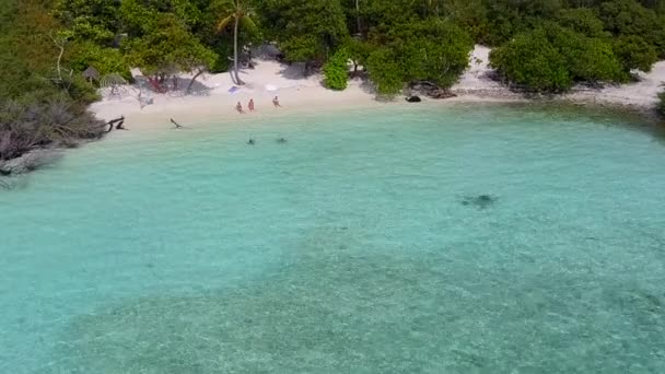 Romántico resumen del perfecto estilo de vida de playa junto al mar azul aqua y el fondo de arena blanca a la luz del sol — Vídeo de stock