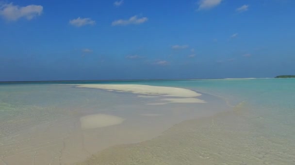 Amplio paisaje angular de tranquilas vacaciones en la playa de la bahía junto a la laguna verde azul y el fondo de arena blanca cerca del arrecife — Vídeo de stock