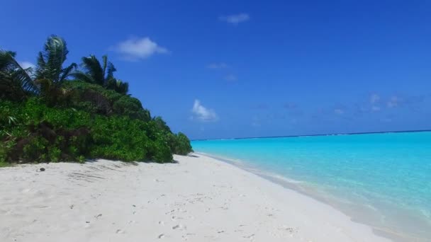 Cerca de la naturaleza de la bahía paradisíaca viaje a la playa por el mar azul aqua con fondo de arena blanca cerca de la barra de arena — Vídeo de stock