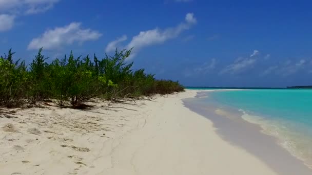 Primer plano paisaje de lujo costa playa estilo de vida por el agua azul con fondo de arena blanca a la luz del sol — Vídeo de stock