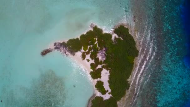 Копіювати простір текстури екзотичної берегової лінії пляжна перерва на аква-блакитному океані з білим піщаним фоном біля курорту — стокове відео