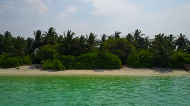 Amplia textura angular de la isla tropical rotura de playa por laguna verde azul y fondo de arena blanca a la luz del sol — Vídeo de stock