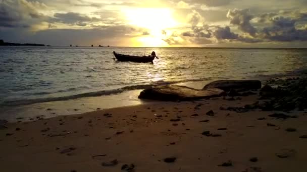 Drone antenowa natura rajskiego wybrzeża czas plaży przez jasne laguny z białym tle piasku — Wideo stockowe