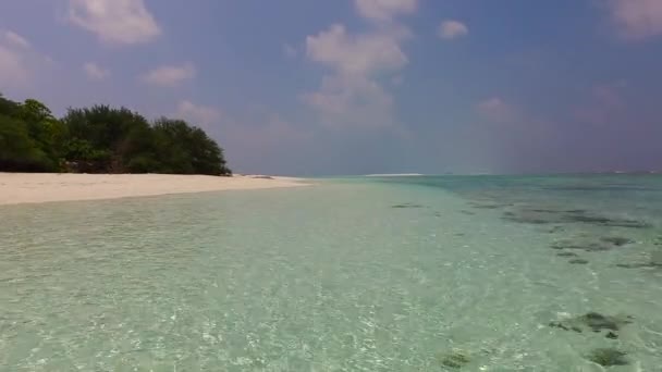 砂浜の近くにきれいな砂の背景を持つ透明な海によるリラックスした海岸ビーチの旅のロマンチックなパノラマ — ストック動画