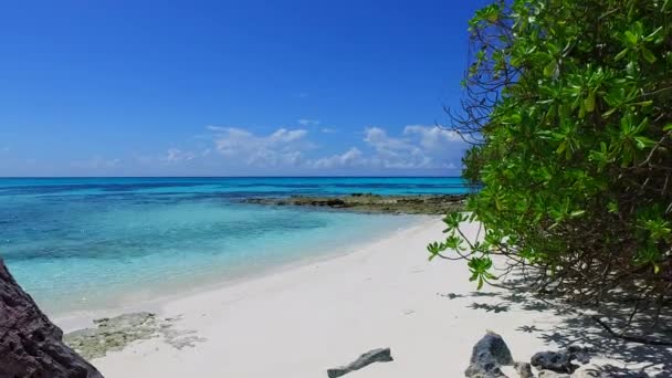 Sommer-Meereslandschaft von maritimen touristischen Strand Reise durch türkisfarbenes Meer mit weißem Sandhintergrund in der Nähe des Resorts — Stockvideo