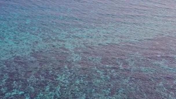 以蓝绿色海、白沙滩背景为背景的近岸冲浪海岛度假空间旅游仿制 — 图库视频影像