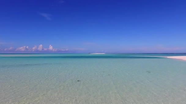 Panorama soleggiato del resort di lusso beach break dal mare turchese e sfondo sabbioso pulito vicino al banco di sabbia — Video Stock