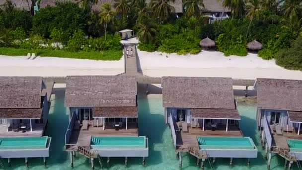 Drohne Luftaufnahme von entspannendem Meerblick Strandurlaub am blauen Meer und weißem Sandhintergrund — Stockvideo