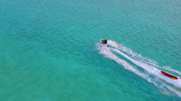 Paesaggio marino vuoto di tranquilla vacanza al mare turistico vicino al mare blu e sfondo di sabbia bianca vicino alle palme — Video Stock