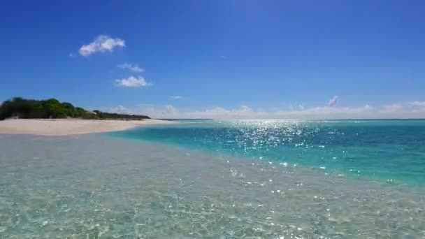 Αντιγραφή χώρο τοπίο της τροπικής ακτογραμμής χρόνο παραλία από διαφανή ωκεανό και λευκό αμμώδη φόντο κοντά στην αμμουδιά — Αρχείο Βίντεο