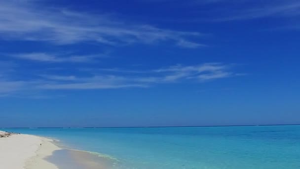 Закрыть красивую лагуну пляжного отдыха на голубой воде с белым песчаным фоном возле серфинга — стоковое видео