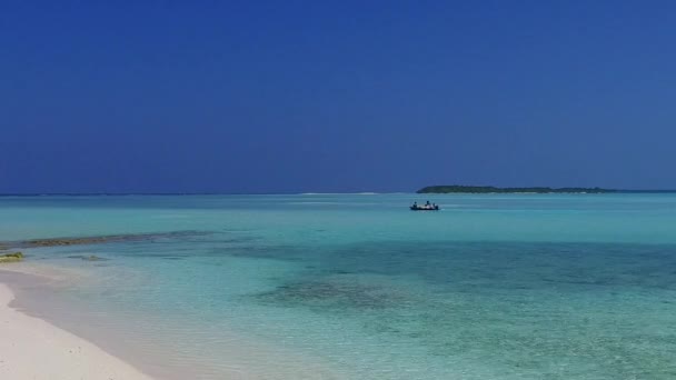 Cielo romantico della spiaggia turistica tropicale tempo dal mare poco profondo e sfondo di sabbia bianca vicino alla barriera corallina — Video Stock