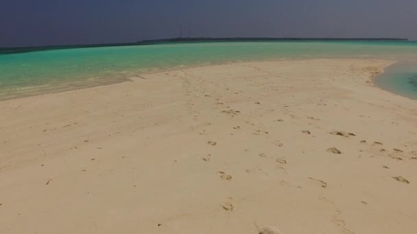 Széles látószögű táj egzotikus tengerre néző strand szünet által aqua kék víz fehér homokos háttér közel homokos part — Stock videók