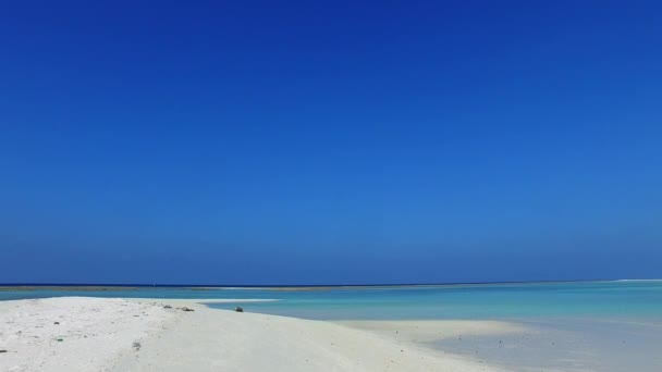 Salin alam alam laut yang indah istirahat pantai oleh air biru aqua dengan latar belakang pasir terang di bawah sinar matahari — Stok Video