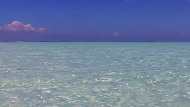 Panorama dnia morskiej wyspy plaży przerwa przez niebieski ocean z jasnym, piaszczystym tle w pobliżu fal — Wideo stockowe