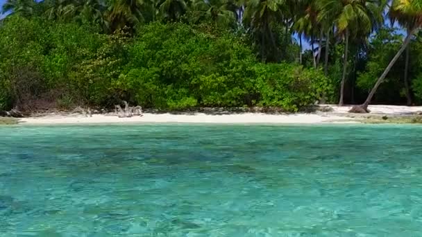 Paisagem de ângulo largo de férias de praia de praia perfeita por lagoa azul-turquesa com fundo de areia branca perto do resort — Vídeo de Stock