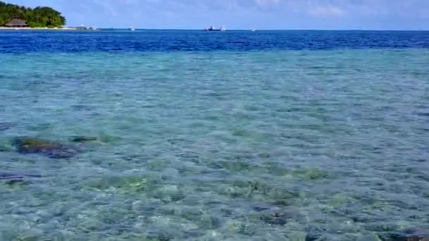 Turismo ensolarado do paraíso costa praia romper pelo mar azul com fundo arenoso limpo à luz do sol — Vídeo de Stock